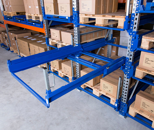 Upright hanging pull-out unit with handle