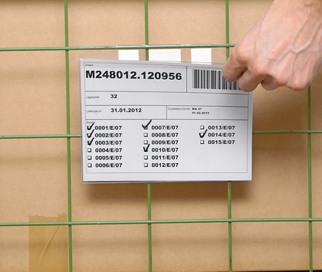 Stable pockets for wire boxes with clamping brackets