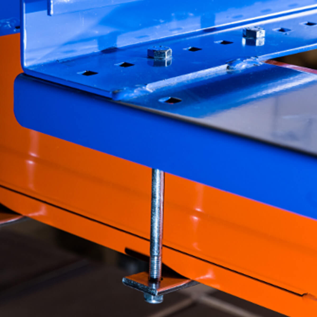 Beam mounted pull-out-unit for wire mesh boxes