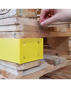 Protective plate for pallet foot clip