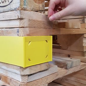 Protective plate for pallet foot clip