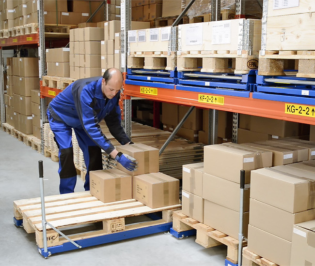 Bodenauszug für Gitterboxen | Beladung vom Staplergang