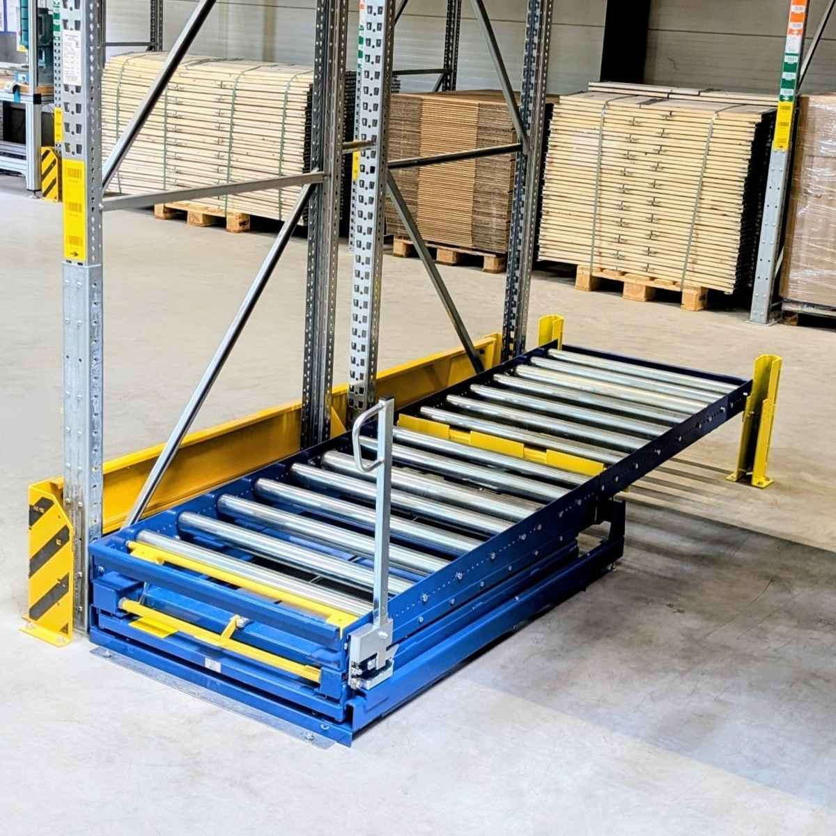 Pallet live storage system with pull-out units for pallets