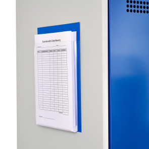 Magnettasche mit Dehnfalte an einem Spind