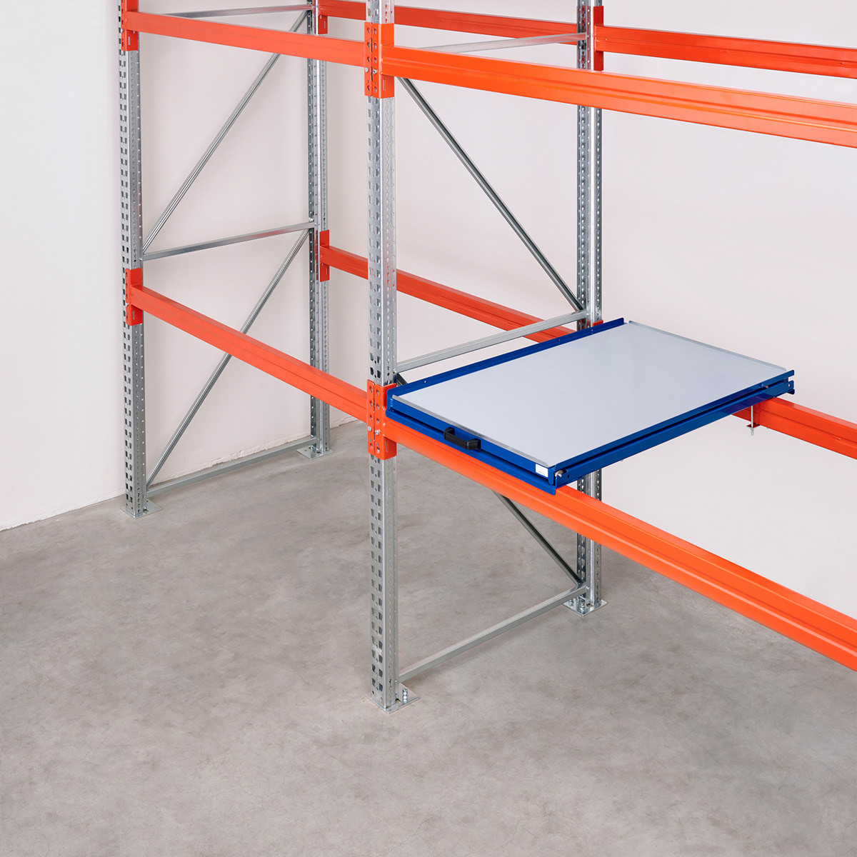 Auszug mit Stahlboden