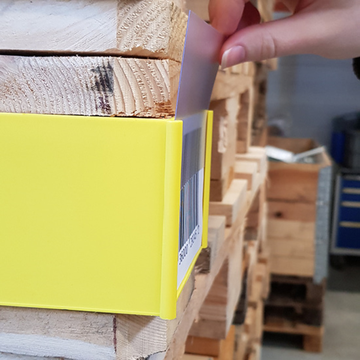 Protective plate for pallet foot clip
