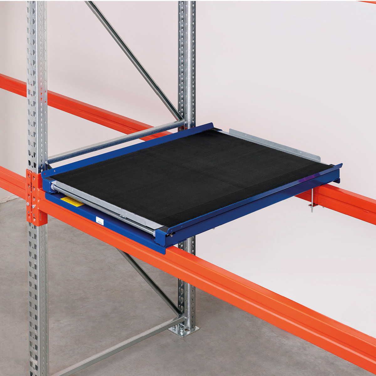 Geschlossener Stahlboden für Palettenauszüge mit umlaufenden Rand und Gummiauflage