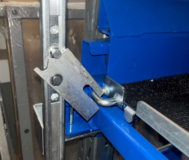 Heavy duty pallet pull-out rack