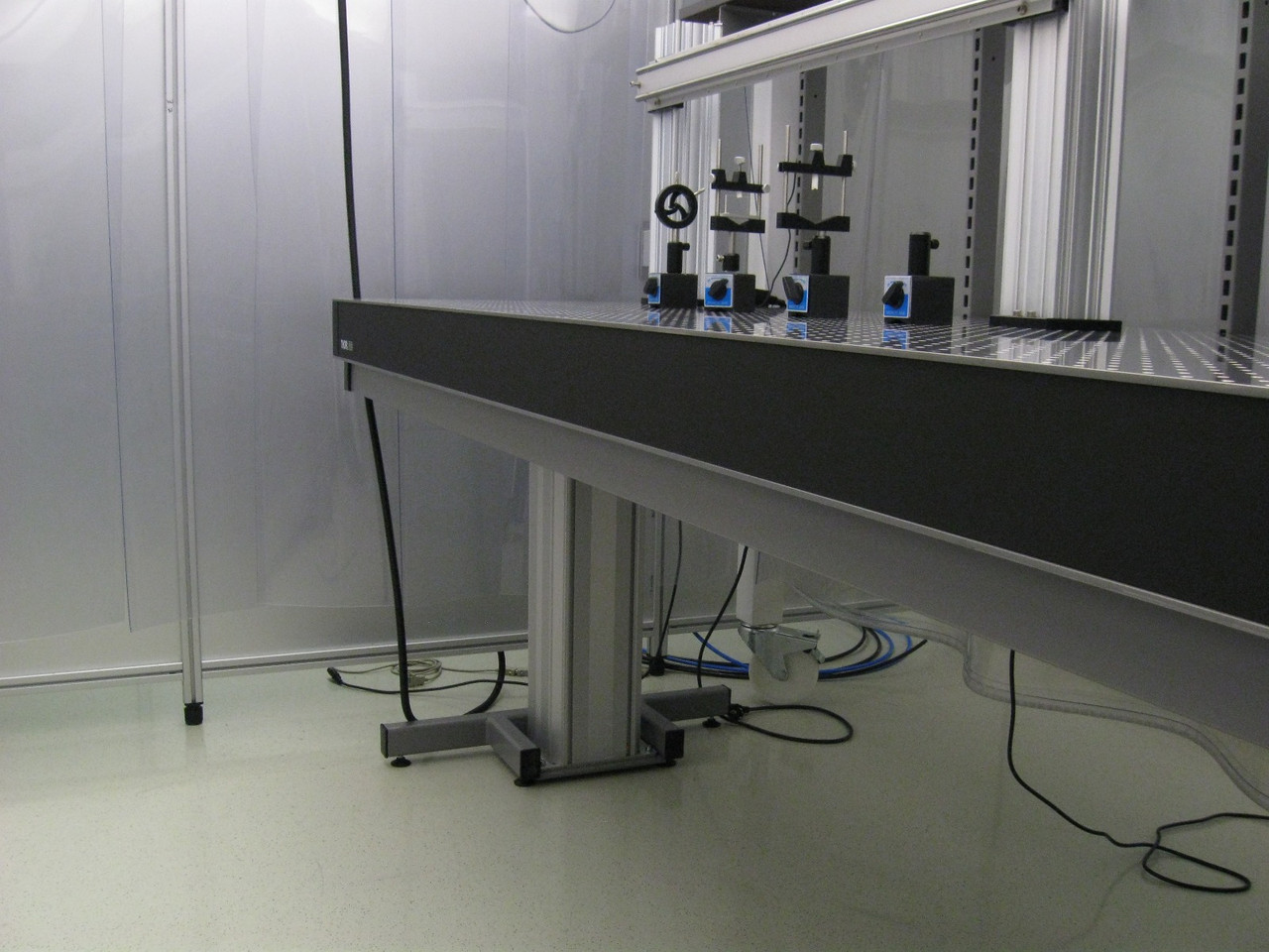KROG Höhenverstellbare Arbeitstische für Laserproduzent Edgewave